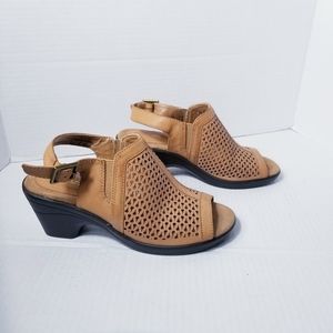 EASY STREET BROWN AND BLACK HEELED SANDALS SIZE 6